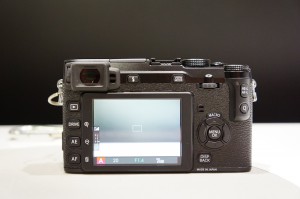 Rückseite der Fuji X-E1 auffällig: Dioptrienkorrektur am EVF