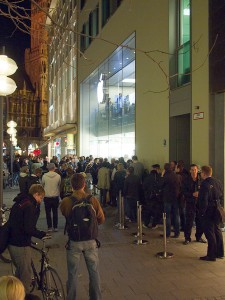 Warterei vor dem Apple Store