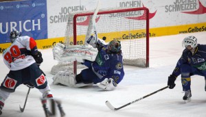 Torschuss beim Spiel EHC München gg. Eisbären Berlin