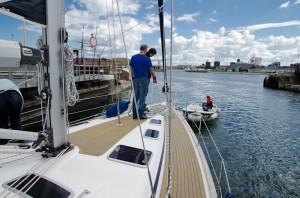 Die Akinom wird aus der Schleuse bugsiert