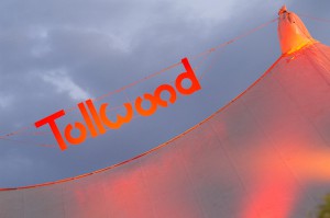 Tollwood Schriftzug über dem Zelt