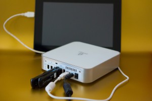 Externe Iomega Festplatte mit USB-Hub und den Beiden WUSB-Sticks, im Hintergrund: Das Dell Tablet