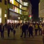 Menschen vor dem Applestore in der Rosenstrasse