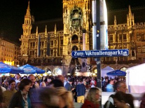 Menschen bei der Langen Shopping Nacht 2012 am Marienplatz