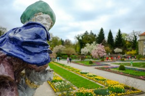 Porzellanfigur und Botanischer Garten